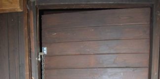 Lariano, furto al Chiosco tra il 12 e 13 settembre porta_chioscio_lariano_divelta