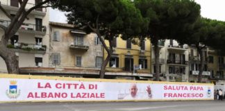 Albano, incivile imbratta striscione dedicato a Papa Francesco striscione_papa_francesco_albano