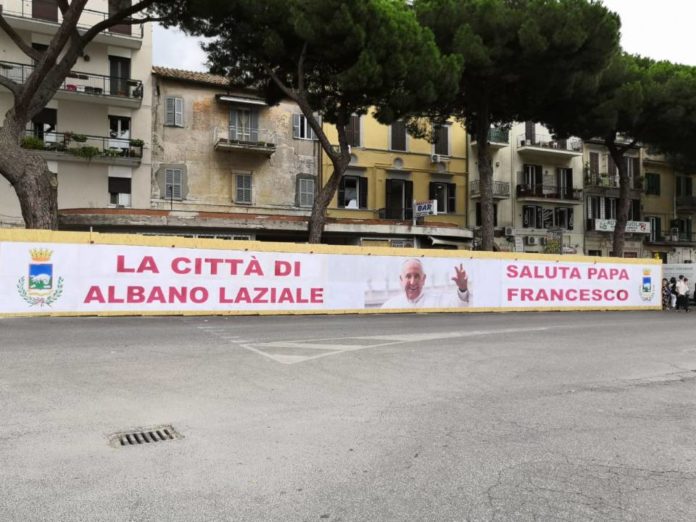 striscione_papa_francesco_albano
