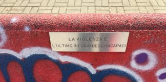 Imbrattata la panchina per le donne vittima di violenza a Cava dei Selci panchina_rossa_imbrattata