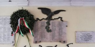 Svastiche sotto la targa dei caduti in guerra a Genzano scritte_naziste_genzano