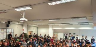 Una panchina rossa per dire mai una di meno platea