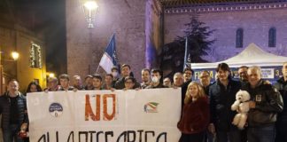 Anche FdI in piazza contro la riapertura della discarica di Albano flashmobfdi