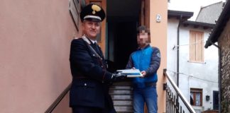 Colleferro, tablet per 2 studenti per seguire le lezioni colleferro_consegna_tablet_alunno