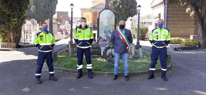 omaggio_floreale_cimitero_marino