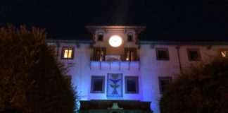D’Acuti celebra con Monte Compatri la giornata sull’autismo palazzo_monte_compatri_illuminato