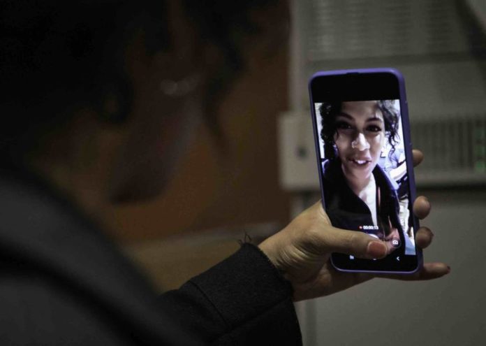 sherol_dos_santos_selfie_perazzolo