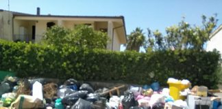 Anzio, residenti di via Seneca tra i rifiuti rifiuti_anzio