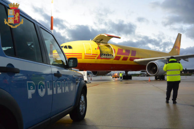 ciampino_scortati_polizia_lotti_vaccinali