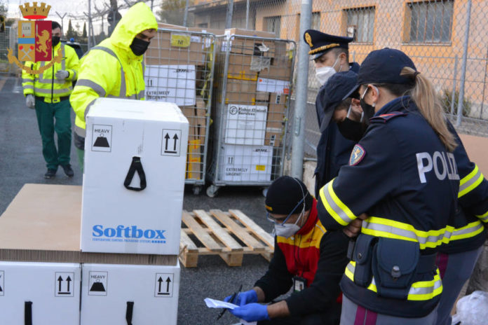 ciampino_scortati_polizia_lotti_vaccinali