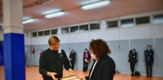 Petra 2011 consegna una borsa di studio ai giovani schermitori del Pio XII di Roma consegna_borsa_studio