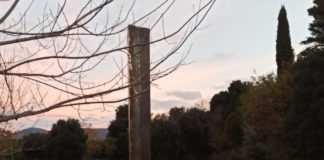 Un misterioso monolite è apparso a Lanuvio monolite