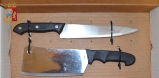 Velletri, gira in auto con una mannaia sotto al sedile fermo_mannaia_coltello_velletri