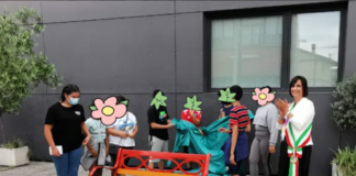 Fonte Nuova, panchina arcobaleno dipinta dai ragazzi del progetto L’Atelier Koine