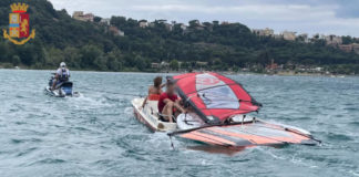 Castel Gandolfo, 3 ragazzi ed 1 ragazza con windsurf e pedalò nelle acque del lago sorpresi dal vento e trasportati al largo, vengono soccorsi da personale della Polizia di Stato a bordo di moto d’acqua