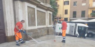 Frascati, Tekneko pulisce la scalinata di Piazza San Pietro