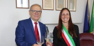 Il Presidente Felice Gasperini brinda alla nuova Sindaca Francesca Sbardella con lo spumante Frascati Doc