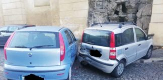 Frascati, urta violentemente due auto in sosta e se ne torna tranquillamente a casa a dormire.