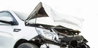 Incidente su via di Tor Vergata, macchina distrutta