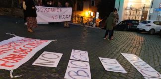 Il Comitato Ust protesta sotto il Comune di Albano