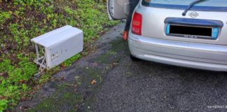 Caldaia abbandonata su strada a Marino