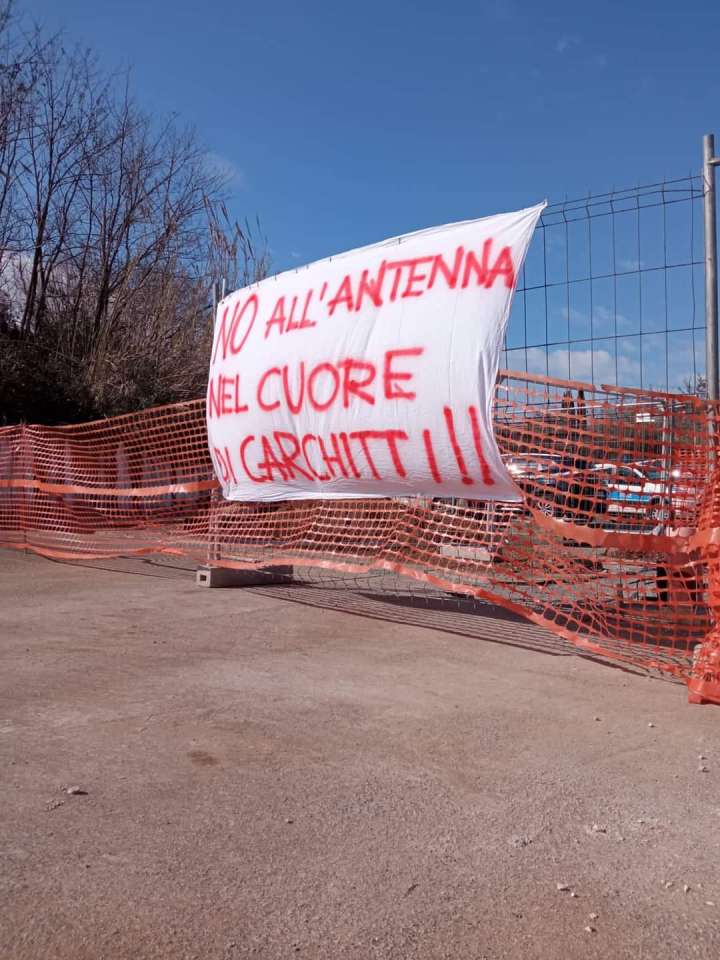 La manifestazione contro l'antenna 5G