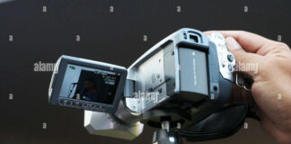 Unarma per tutelare reporter italiani in Ucraina telecamera