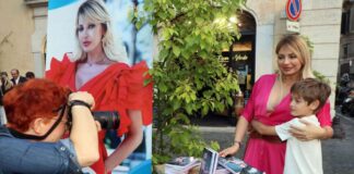 Vip e fan al primo firma copie di Manila Nazzaro da Essenza Verde a Roma nazzarofiglio