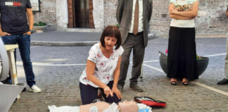 Albano cardioprotetta, mobilitazione in piazza per informare sulle manovre salvavita dimostrazionedefibrilla