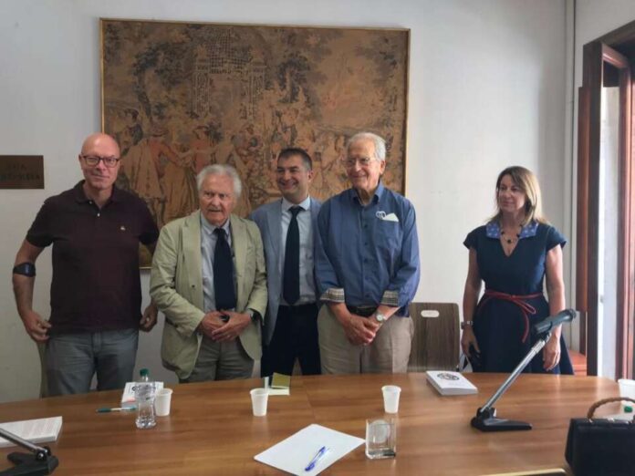foto di gruppo presentazione libro di vitali gentilini su speranza con lazzaro pappagallo, claudio speranza, vitali gentilini nuccio fava e ilaria guidantoni gentilinigruppolibro