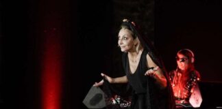 Sold out per Paola Minaccioni a “Fantastiche visioni”: da Loredana Bertè a Giorgia Meloni, imitazioni e monologhi sul costume italico