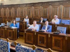 Consiglieri Comunali seduti nell'aula consigliare del Comune di Velletri