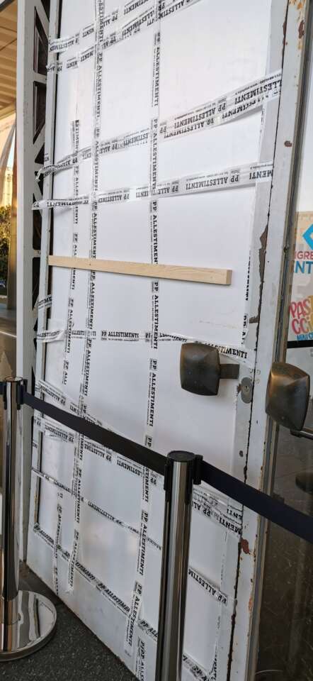 Porta scoppiata dal vento e messa in sicurezza