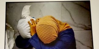 World Press Photo, sono i bambini le vittime più dolorose nella Striscia di Gaza Donna palestinese che abbraccia il corpo esamine della nipote di 5 anni. foto @Mohammed Salem