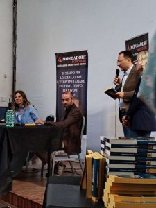 Francesca Fagnani mentre presenta il suo libro
