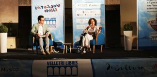 Maria Grazia Calandrone ha presentato il suo ultimo libro Maria Grazia Calandrone sul palco