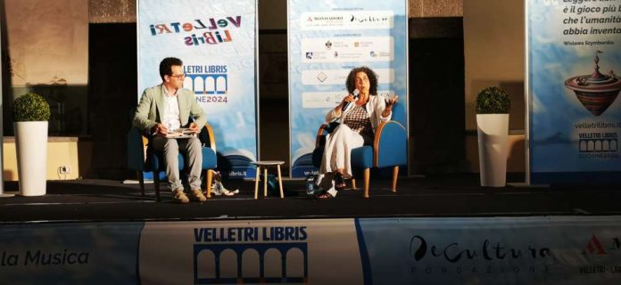Maria Grazia Calandrone sul palco Maria Grazia Calandrone sul palco