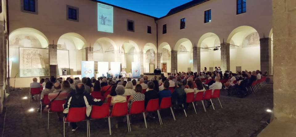 Pubblico alla presentazione del libro della Calandrone