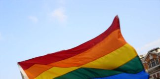 Progetto Lgbt e Drag Queen, l’ultima follia Ue per indottrinare i minori