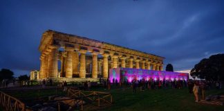 Straordinario successo per l’inaugurazione della Mostra “Segni Epocali. Fernando Mangone racconta Paestum” nel Parco Archeologico di Paestum