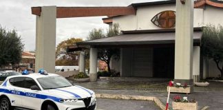 Entra in Chiesa e si scaglia contro la statua di Padre Pio: fermato dai baschi blu della Polizia Locale di Ciampino