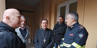 Il Vescovo Vincenzo Viva in visita al Commissariato di Polizia di Albano Laziale dopo l’attentato incendiario