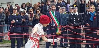 Grottaferrata, svelata l’opera “La violenza non è una gabbia” di Anna Izzo