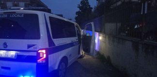 Ciampino, in strada armato In strada armato di coltello in stato di alterazione: fermato dalla Polizia Locale è stato affidato al personale sanitario