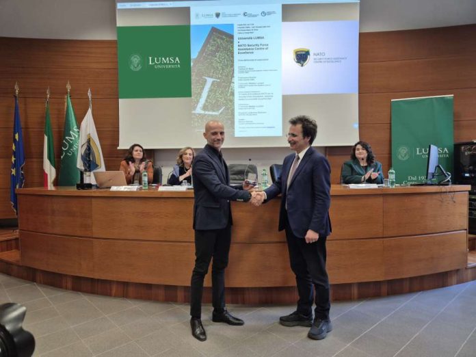 Il colonnello Matteo Luciani (direttore direttore del NATO Security Force Assistance) e il prof. Francesco Bonini (rettore Università LUMSA). Sullo sfondo da sinistra il maggiore Ludovica Glorioso, la prof.ssa Di Maio e Nancy Varone