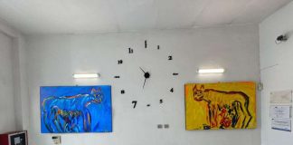 Il pittore Mangone porta la sua Lupa Capitolina Blu da Buccino a Roma