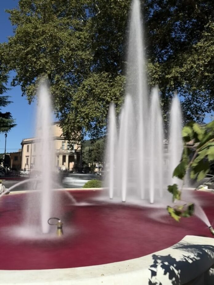 Fontana di piazza Garibaldi riempita di vino