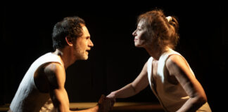 “Piedi nudi e parole crude”: poesia, danza e musica all’Auditorium Mmunicipale Pasquale De Angelis