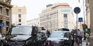 Ncc Italia: “Grazie a Occhiuto per aver difeso la categoria, Salvini ci ascolti” Gli Ncc parcheggiati in doppia fila in via Vittorio Emanuele Orlando, a Roma.