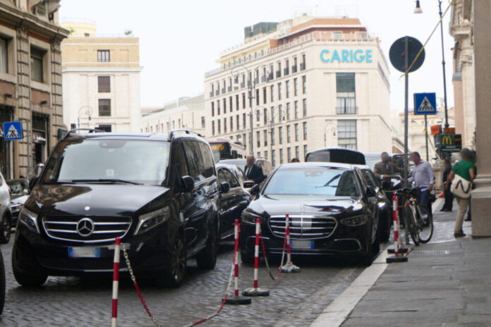 Gli Ncc parcheggiati in doppia fila in via Vittorio Emanuele Orlando, a Roma.